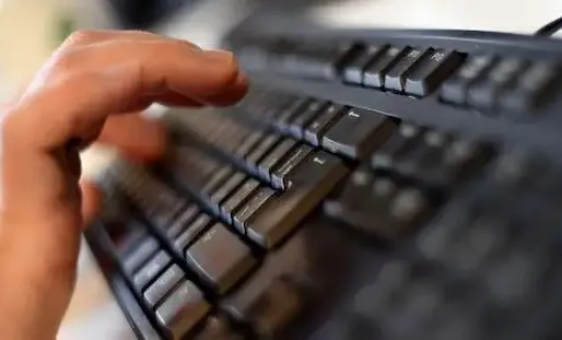 Ce forum du darknet - partie cachée d'Internet - permettait de mettre en relation près de 6.000 utilisateurs et 750 vendeurs de drogues, d'armes, de faux papiers.