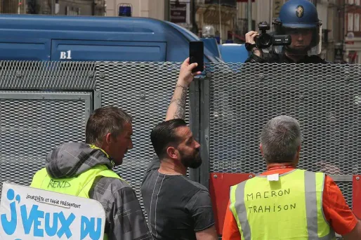 Un millier de gilets jaunes pour une marche en banlieue, quelques échauffourées