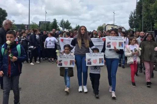 Dans le cortège se mêlaient toutes catégories sociales, origines et cultures, avec de nombreux enfants placés en tête de la marche.