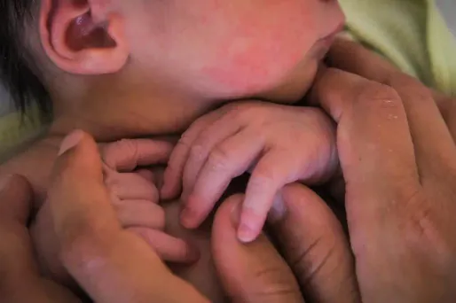 Ce congé paternité doit être pris dans les quatre mois suivant la naissance du bébé.