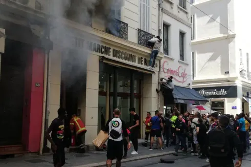 Les passants ont réussi à secourir les enfants pris au piège par le feu.