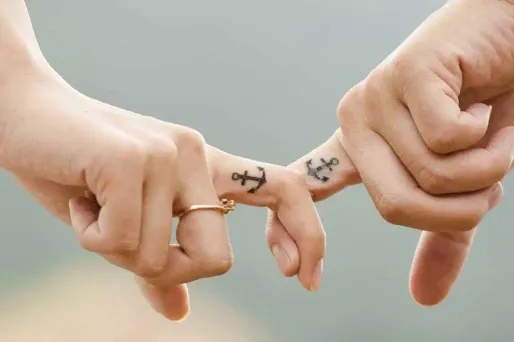 mains couple amour relation 1280