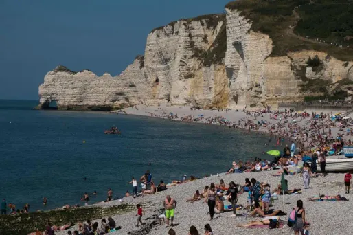 Les baignades sont interdites sur la plage d'Étretat.