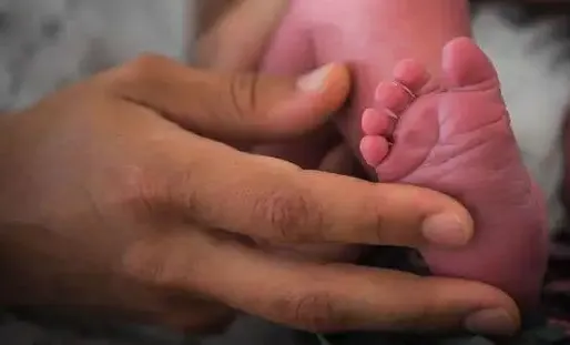 Bébés au bras malformé : des investigations complémentaires dans le Morbihan, pas dans l'Ain
