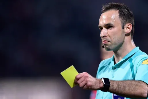 (Photo d'illustration) Tout comme un joueur, un membre du staff d'une équipe peut désormais écoper d'un carton.