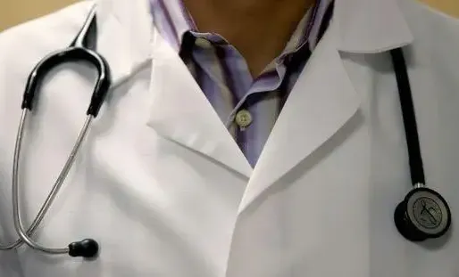 Le médecin a réussi à se détacher pour appeler la police.