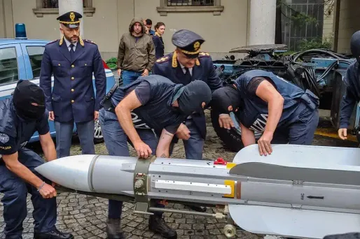 Un missile air-air a notamment été découvert.