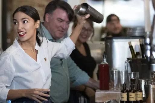 Alexandria Ocasio-Cortez a renoué un tablier dans un restaurant du Queens, à New York, qui fait partie de sa circonscription, pour soutenir le mouvement pour "un salaire juste" ("One Fair Wage").