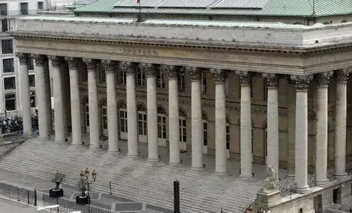 L'indice CAC 40 a grappillé 1,79 point à 5.552,34 points, dans un volume d'échanges peu étoffé de 3 milliards d'euros.
