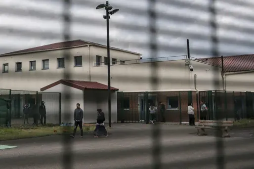 Selon la Cimade, environ 200 personnes sont actuellement retenues au CRA du Mesnil-Amelot, d'une capacité de 240 places.