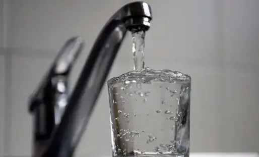 À Paris, l'eau du robinet ne présente aucun risque pour la santé, assure les autorités.