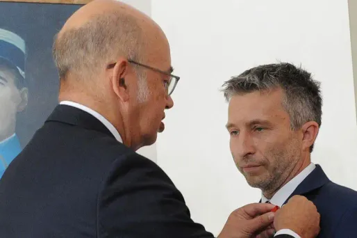 L'alpiniste polonais Piotr Tomala a été décoré de la Légion d'honneur, samedi à Varsovie.