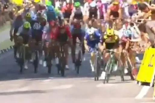 Coureur qui heurte un téléphone sur le Tour 2019 (1280x640) Capture d'écran France Télévisions