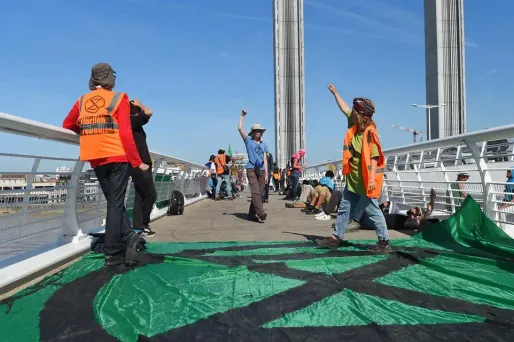 Une quarantaine de militants d'Extinction Rebellion ont bloqué un paquebot de croisière à Bordeaux, samedi.