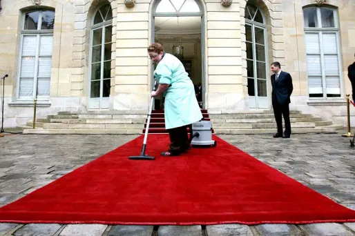 Une femme de ménage devant Matignon, en mai 2007 (Photo d'illustration)