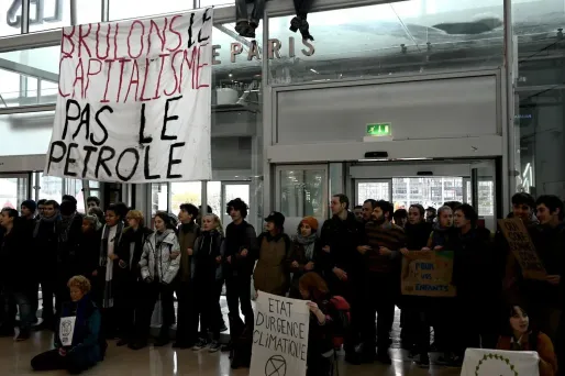 Des activistes dénoncent le Black Friday, "un symbole de l'ultra-capitalisme et de la surconsommation qui détruit la planète"