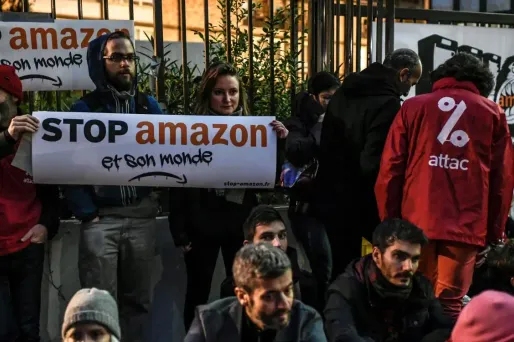 Devant le siège français d'Amazon à Clichy (Hauts-de-Seine) le 29 novembre