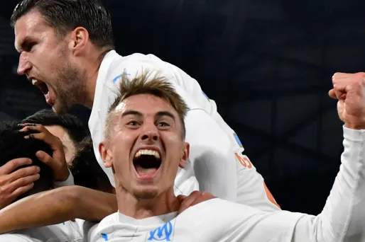 Les Marseillais Valentin Rongier et Kevin Strootman célèbrent le but de Bouna Sarr face à Brest