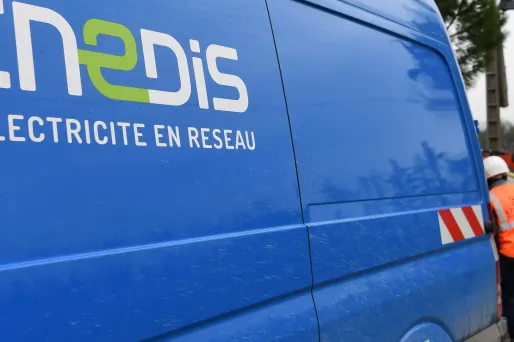 95.000 foyers sont privés d'électricité.