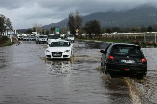Les routes menant à l'aéroport d'Ajaccio sont aussi inondées. PASCAL POCHARD-CASABIANCA / AFP