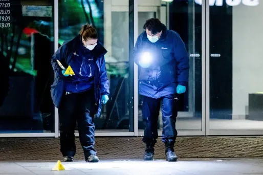 La police a interpellé un homme de 35 ans, suspecté d'avoir participé à l'attaque au couteau qui a fait trois blessés vendredi à la Haye