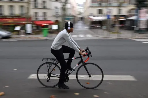 Prendre son vélo est une excellente solution pour pallier l'absence de transports en commun.