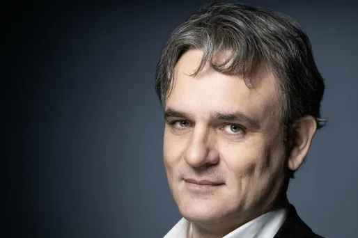 Riss répond aux critiques après la publication dans son hebdomadaire satyrique Charlie Hebdo de plusieurs dessins sur la mort de treize soldats français au Mali