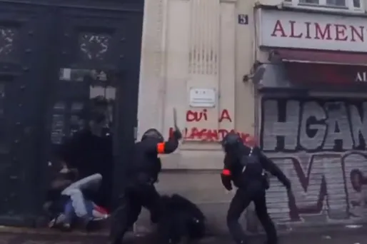 La scène a été filmée boulevard de Magenta, non loin de la place de la République, où des violences ont éclatées lors de la manifestation contre la réforme des retraites.
