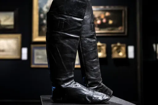 Portée lors de son exil à Sainte-Hélène, cette paire de botte de Napoléon Ier s'est vendu 117.000 euros chez Drouot vendredi