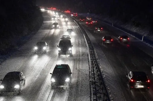 Sept départements sont concernés par de fortes chutes de neige, inhabituelles pour la saison, dont le Rhône, l'Ardèche et la Drôme