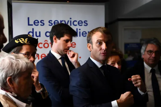 Emmanuel Macron lors de son arrivée dans la première Maison France Service, à Amiens.