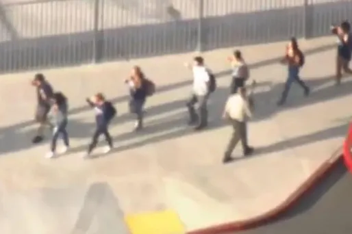 Les élèves du lycée Saugus ont été évacués en file indienne, parfois les mains en l'air.