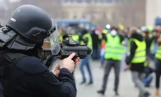 L'enquête de l'IGPN a confirmé que le jeune homme de 15 ans ne participait pas à la manifestation des "gilets jaunes" lorsqu'il a été atteint par une munition de LBD. (Photo d'illustration)