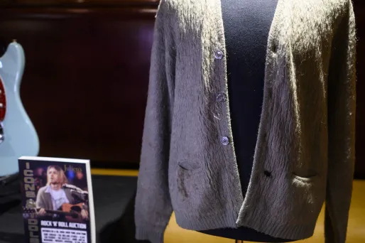 Le gilet légendaire de Kurt Cobain vendu 334.000 dollars aux enchères