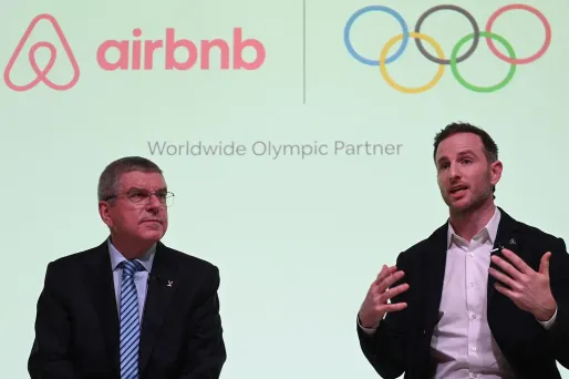 Le président du CIO Thomas Bach et le co-fondateur d'Airbnb Joe Gebbia officialisent leur partenariat, le 18 novembre, à Londres
