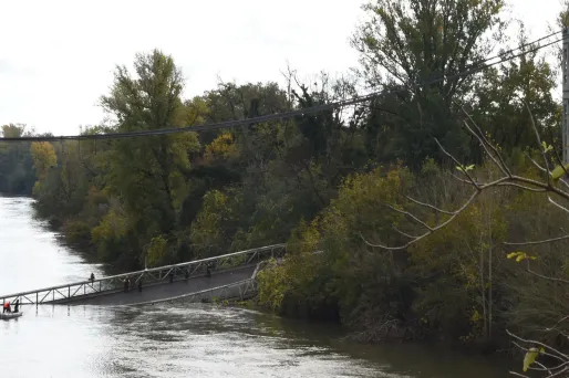 Lundi, un pont suspendu à Mirepoix-sur-Tarn, au nord-est de Toulouse, a causé la mort d'une adolescente et du chauffeur d'un camion, à l'origine du drame.