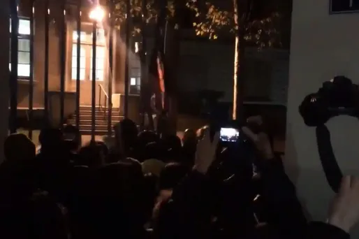 Précarité étudiante : des manifestants forcent les grilles du ministère de l'Enseignement supérieur