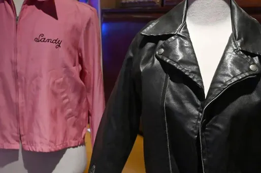 Le pantalon taille-haute et le blouson en cuir noir d'Olivia Newton-John dans "Grease" sont partis pour 405.700 dollars lors d'une vente aux enchères à Beverly Hills, en Californie.