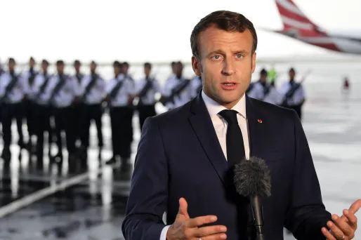 Emmanuel Macron à son arrivée à la Réunion (1280x640) Richard BOUHET / AFP