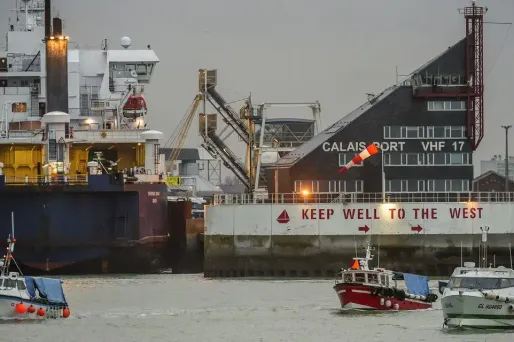 Calais : huit migrants, dont quatre enfants, retrouvés dans un camion frigorifique