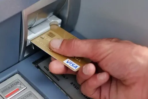 Des associations accusent les banques de ne pas tenir certains engagements vis-à-vis des clients fragiles