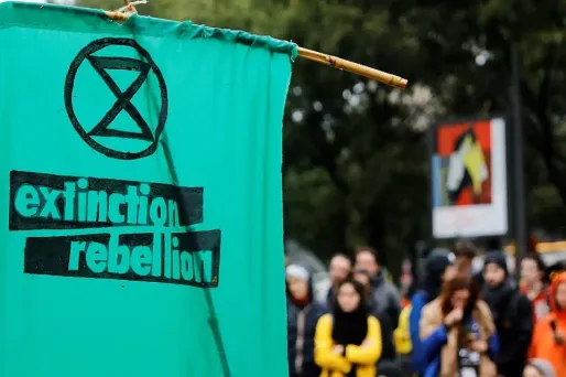 Des militants d'Extinction Rébellion bloquent les accès autour de l'Assemblée nationale