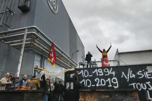 La CGT a, pour sa part, décidé de ne pas se joindre au défilé. Le syndicat a préféré retourner au piquet de grève devant l'usine de General Electric.