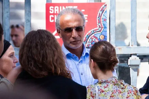 Tariq Ramadan est par ailleurs accusé de viol par une femme en Suisse, et doit être entendu sur cette affaire dans les prochaines semaines, à Paris.