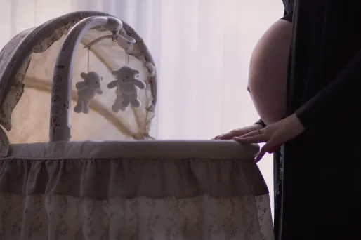 Femme enceinte avec berceau (1280x640)