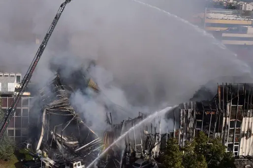 L'incendie est localisé dans une zone industrielle limitrophe de Lyon.