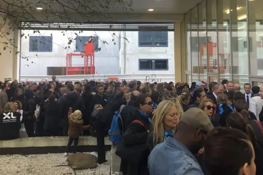 La foule de salariés a longuement applaudi avant de scander "XL, XL, XL" lors de l'arrivée du PDG de la compagnie au tribunal.