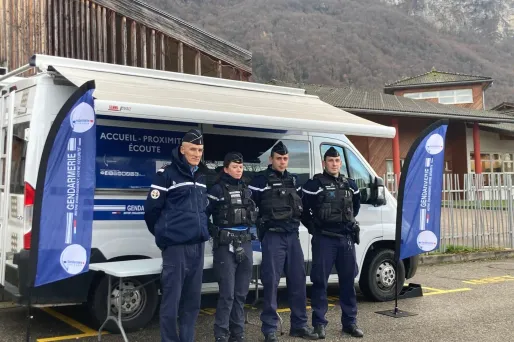 Une fois par semaine, les gendarmes s'installent à Méry.