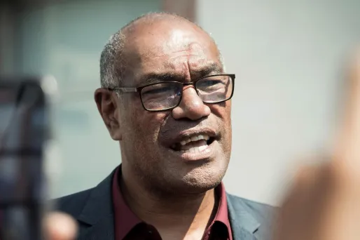 Alcide Ponga, non-indépendantiste, vient d'être élu président de la Nouvelle-Calédonie.