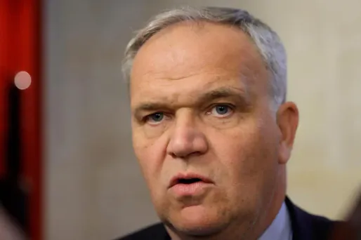 Le ministre chargé des Outre-mer, François-Noël Buffet, face à des dossiers ultra-sensibles